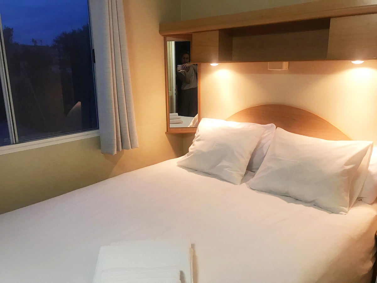 غرفة النوم الرئيسية - إطلالة ليلية