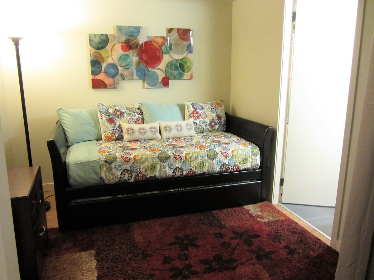 אזור מאורת עם ספה נפתחת ומיטת קומתיים