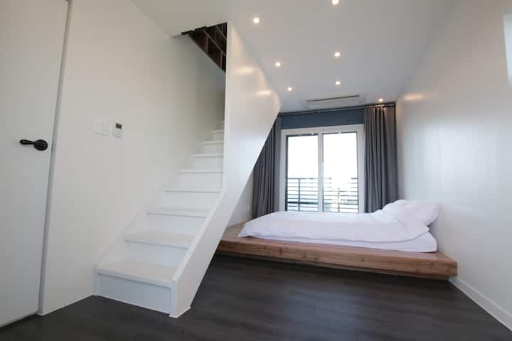 غرفة نوم في الطابق الثاني 2