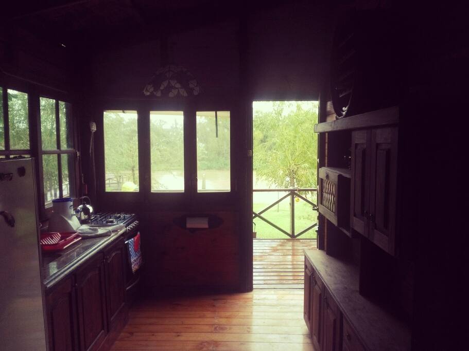 Es la cocina con una hermana vista al rio