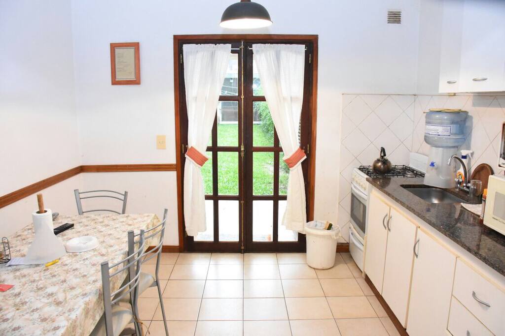 Cocina con acceso a jardín muy luminosa