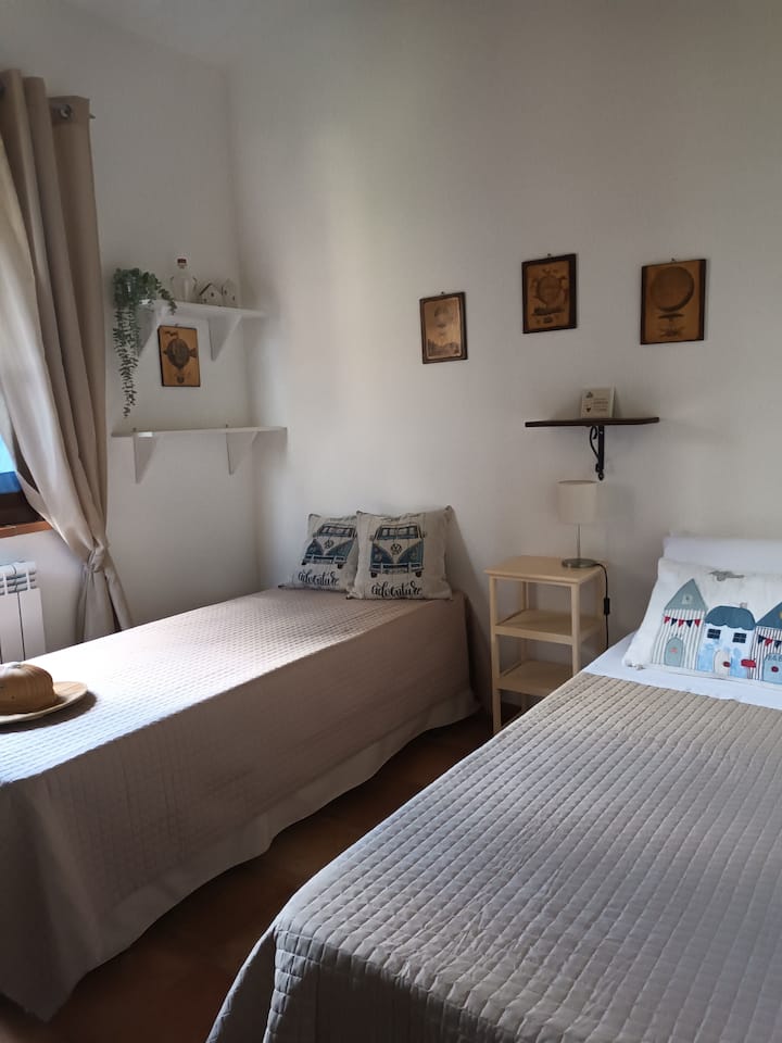 Bedroom with 2 single beds
(possibility  of joining them in marriage)
