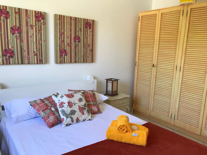 4号套房-顶楼-双人床、空调