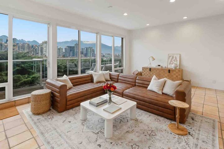 Character house overlooking city & mountain views gallery image 4