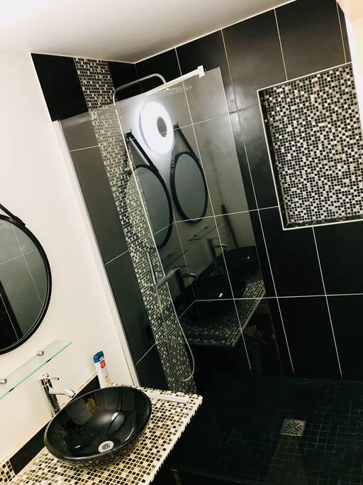Salle de douche à l’italienne avec double vasque posés.