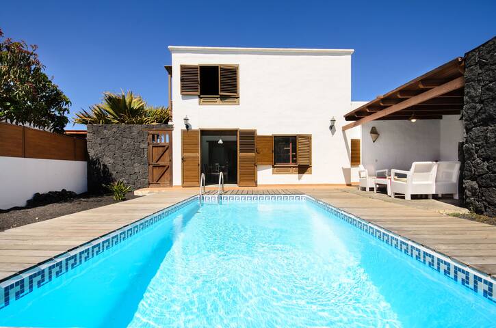 Moderne Villa Mit Wunderschoner Terrasse Pool Und Wlan Villen Zur Miete In Yaiza Spanien