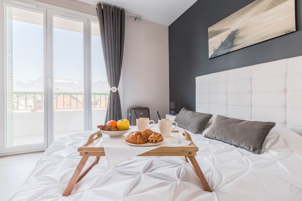 Chambre spacieuse, très lumineuse avec soleil le matin et donnant sur le balcon. Grand placard avec ceintres.
Spacious room,very bright,with sun in the morning and access to the balcony.Large closet with hangers.