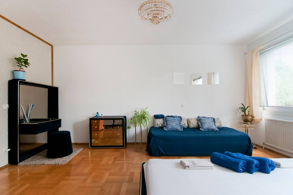 Even you´re travelling by three, there is enough space in the 24 sqm. „GreenOasis-Suite“. The single bed provides comfortable space for the third person or can be used as cosy Couch for reading or cuddling.
Die „GreenOasis-Suite“ ist voll ausgestattet. Bei deiner Anreise findest du ein frisch gemachtes Bett und genügend Handtücher vor. Im Badezimmer gibt es für alle Gäste Duschgel, Shampoo, Föhn u.v.m zu freien Verfügung.