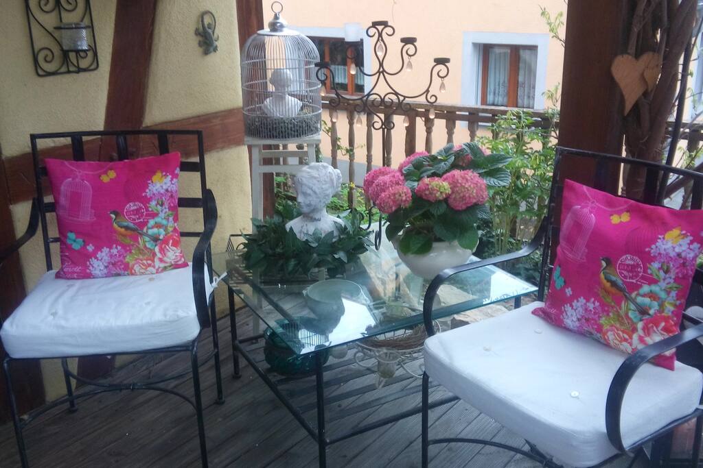 Gemütliche Sitzecke auf Terrasse .