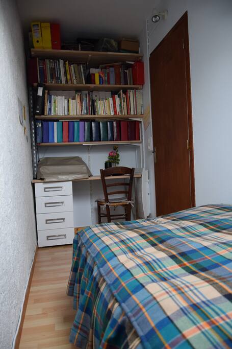 Dans la chambre un petit coin bureau