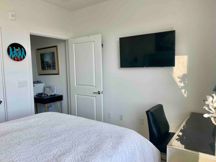 Tu propio televisor y un pequeño refrigerador adicional en la habitación. 