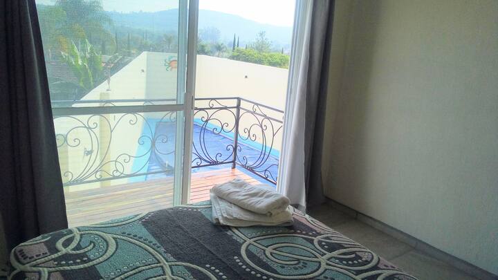 从另一个角度看的床垫卧室和阳台，景观非常好 ️