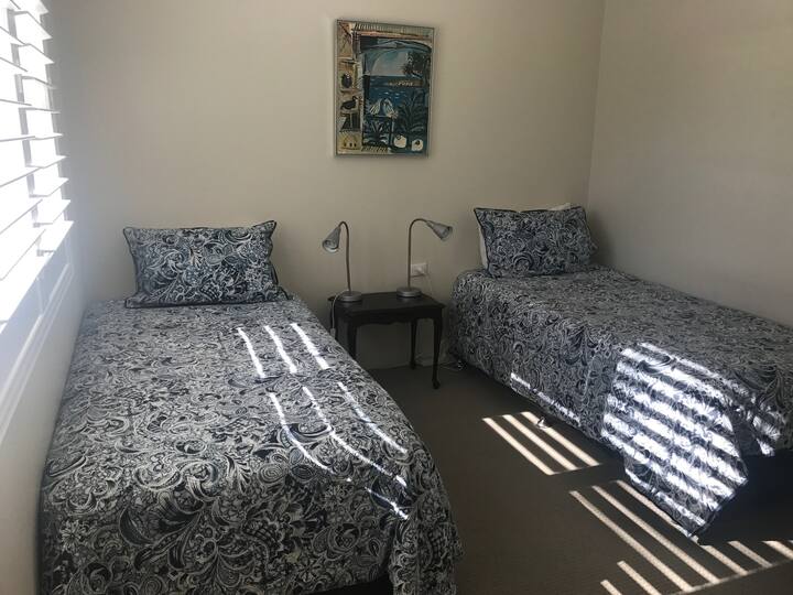 Chumba cha kulala cha mapacha chini.