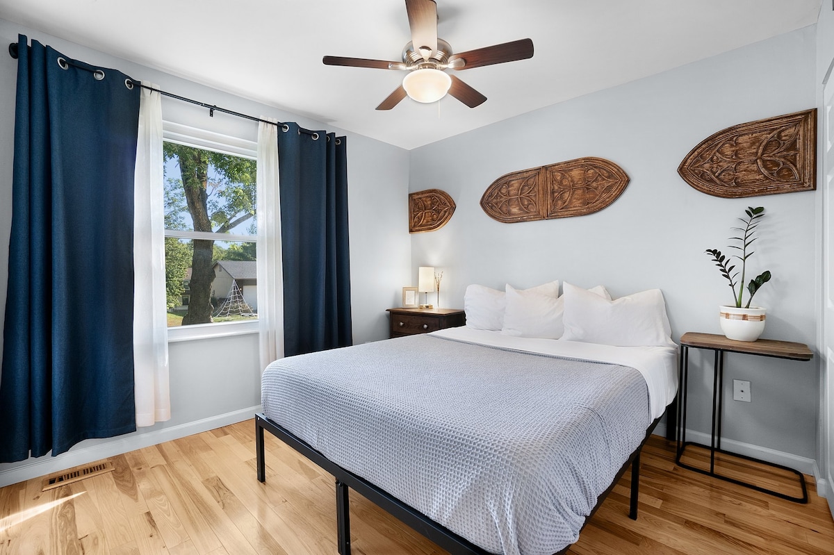 חדר שינהמס '2
◇40inSmartTV◇FullLengthMirror ShelvedCloset◇HickoryFloors◇NOcarpet