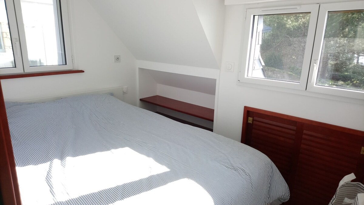 חדר שינה זוגי שני למעלה (מיטה בגודל 140 ס"מ)