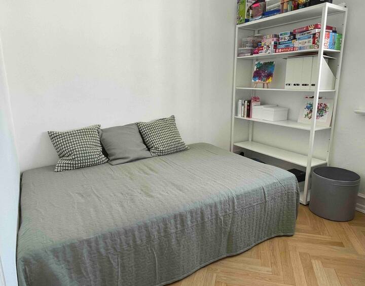 Habitación de invitados de la planta baja con cama de 140x200 cm