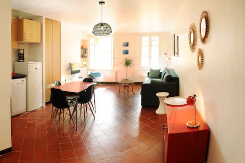 Annonce Airbnb populaire: Old city 55m² Terrace 16m² 2 Bedrooms REAL AC à Aix En Provence