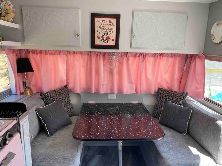 Ikiwa unapanga kutumia kitanda 1 pekee, unaweza kufurahia meza hii ya kulia chakula. Vinginevyo, angalia picha inayofuata. 