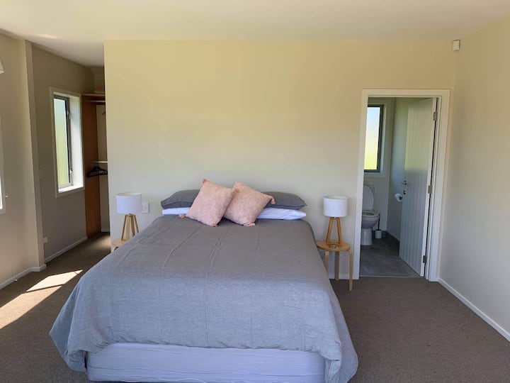 Chambre principale avec salle de bain attenante