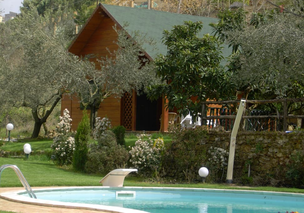 La piscina accanto allo chalet