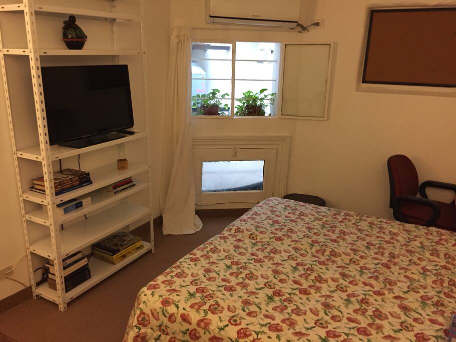 Cuarto con escritorio y Tv LCD con cable y Netflix