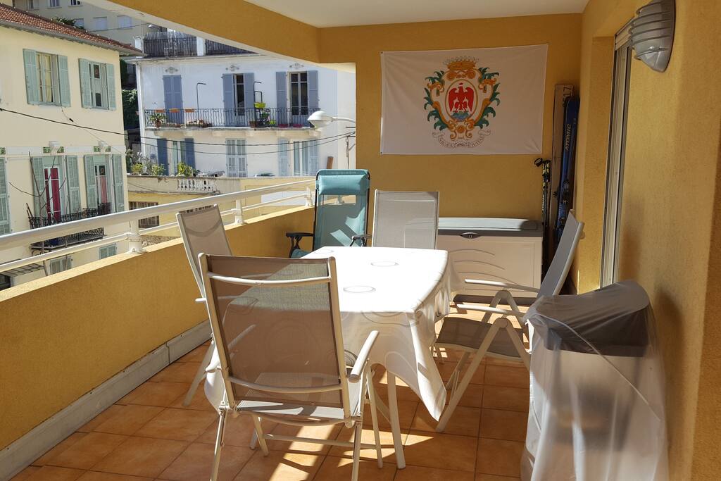 Loggia 15m² avec table et chaises, chaise longue, barbecue