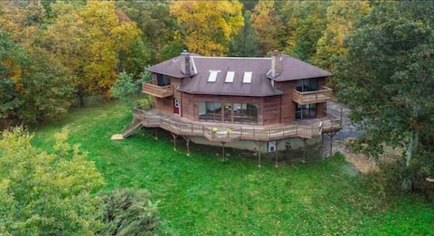 Stunning Hudson Valley Retreat: Huge Deck, Views