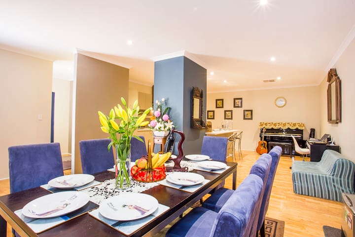 Istana Alfred Cove – Home Away from Home