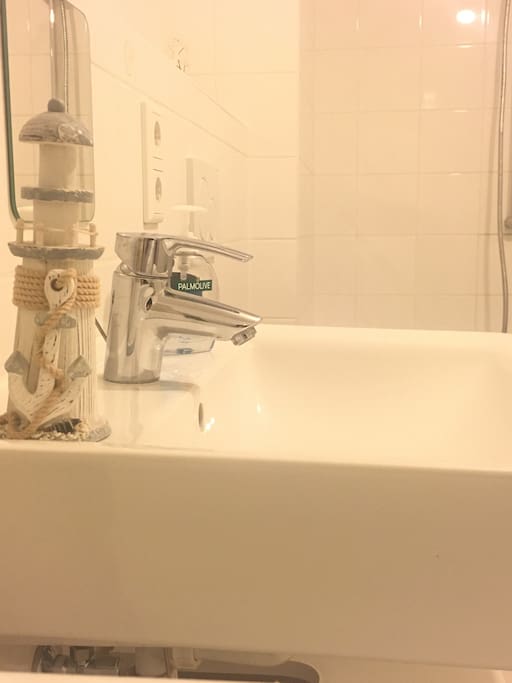 Bad mit Toilette und Badewanne
