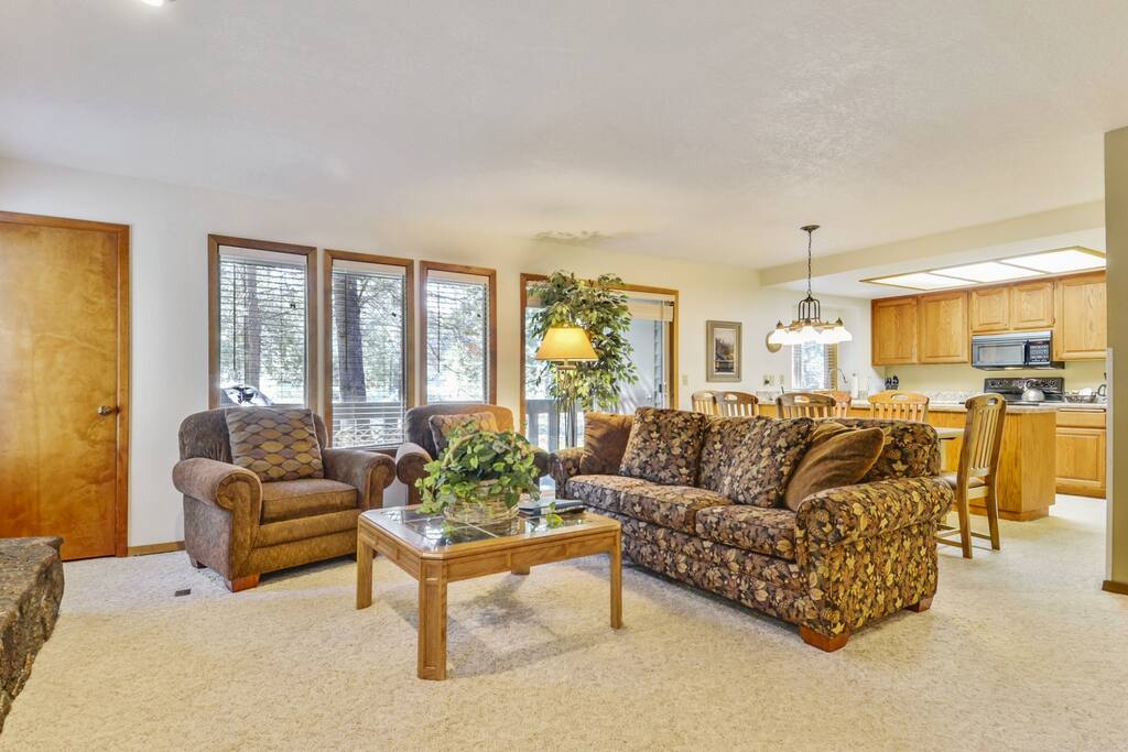 Couch,Furniture,Indoors,Room,Chair