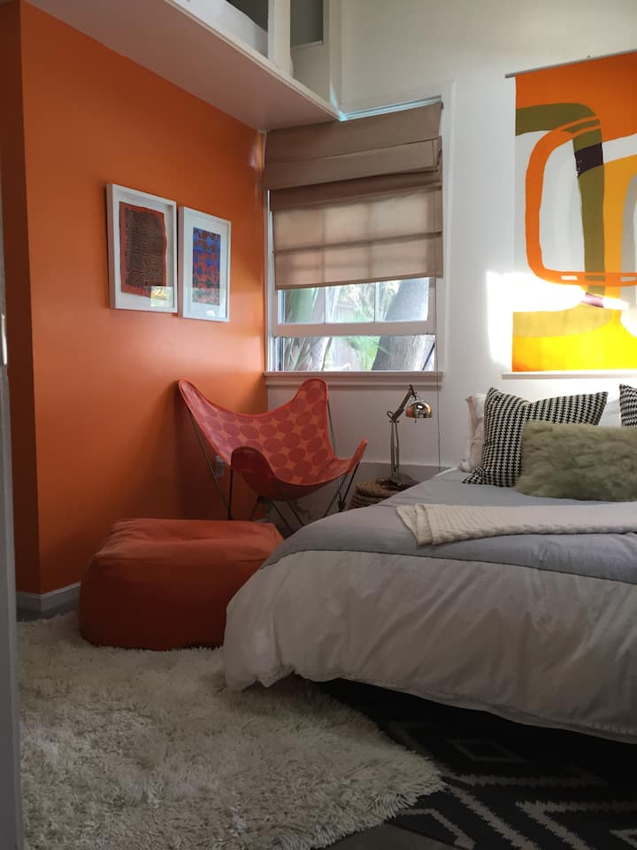 เตียงควีนไซส์วิวสระว่ายน้ำ - เตียงควีนไซส์เพิ่มเติมในห้องใต้หลังคาด้านบน - เพดานต่ำ ห้องพักเป็นสตูดิโอขนาดเล็ก… สนามหลังบ้านเป็นห้องนั่งเล่นกลางแจ้งของคุณ! 