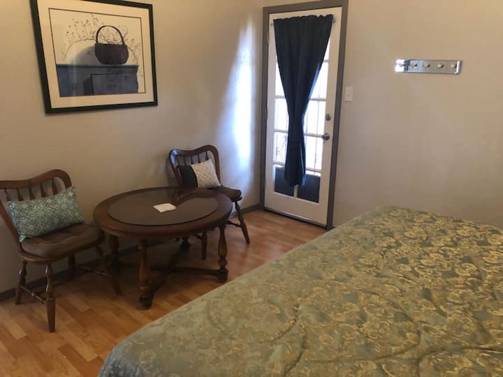 חדר שינה ראשי עם דלת למרפסת. כולל מאוורר רצפה לנוחיותכם.