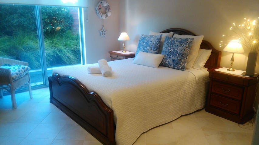 Tranquil retreat OWN  ENTRY & ENSUITE  walk 2 town