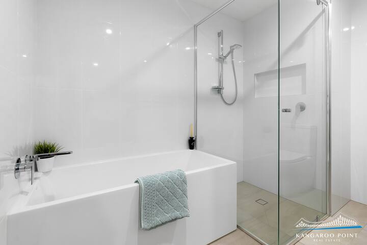 Spacious Three Bedroom Unit with Parking & Wifi gallery image 3