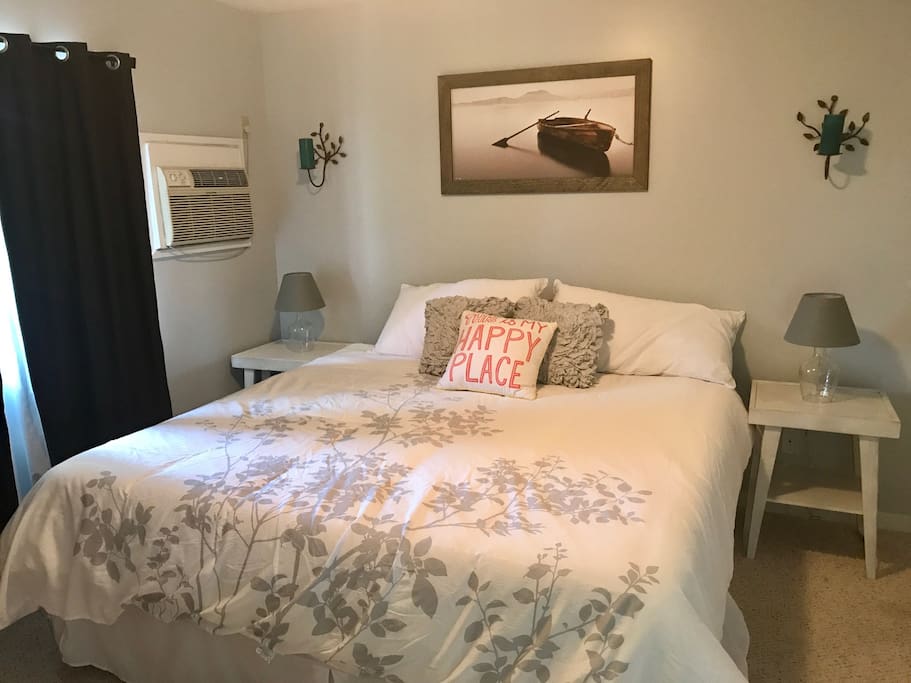 Master bedroom - king bed