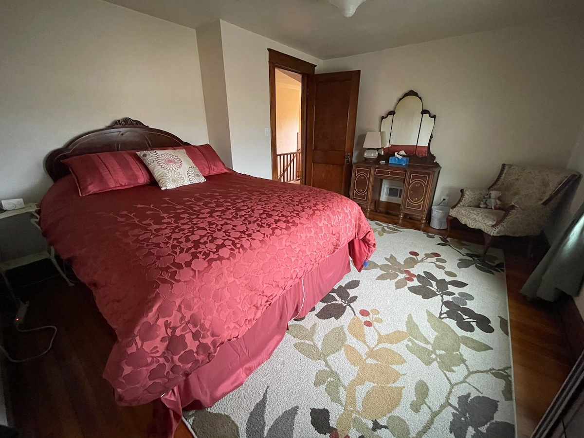 Bedroom 2 - queen bed (upper level)