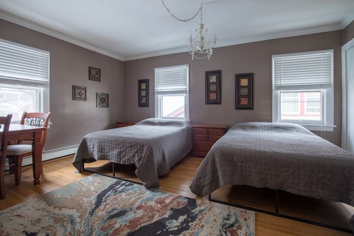 ห้องนอนใหญ่ชั้นบนพร้อมเตียงขนาดใหญ่ 2 เตียง