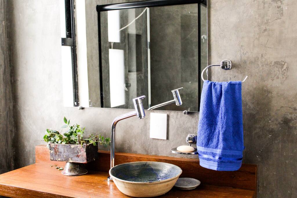 Banheiro com decoração contemporânea e rústica. Bathroom with contemporary rustic decoration.