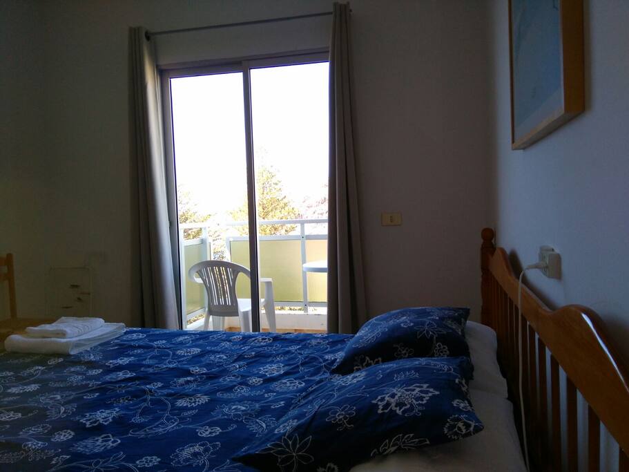Dormitorio con cama de matrimonio