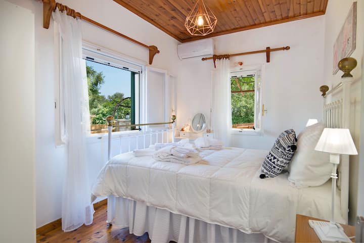 غرفة النوم الأولى