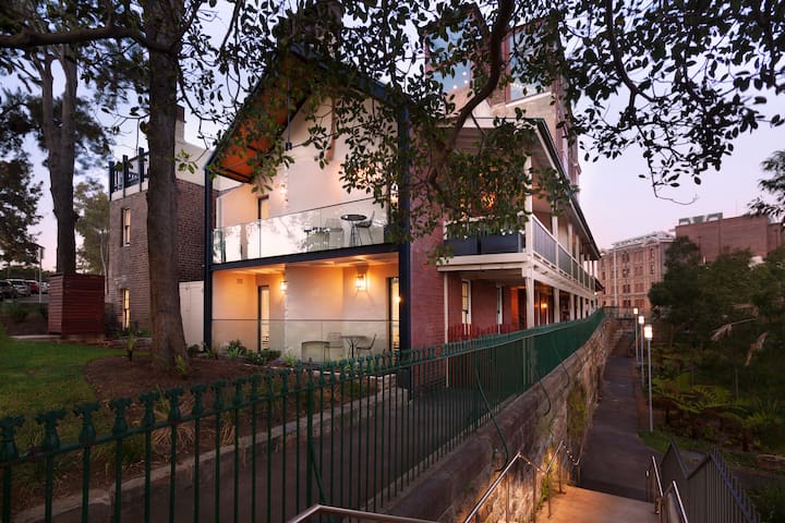 Luxury Heritage- next to Harbour and Barangaroo!