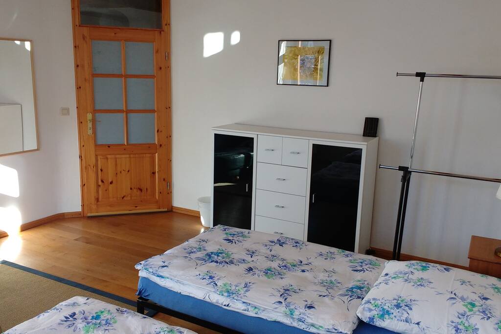 Durch die Süd-West-Ausrichtung ist das Zimmer sehr hell