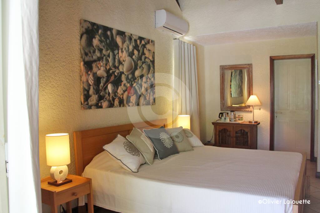 Chambre parentale / main bedroom
En suite, balcon et vue sur la baie.