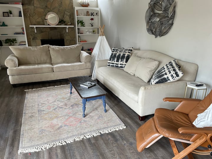 ห้องนั่งเล่นมองออกไปยังดาดฟ้า โซฟาเป็นเตียงแบบดึงออกได้