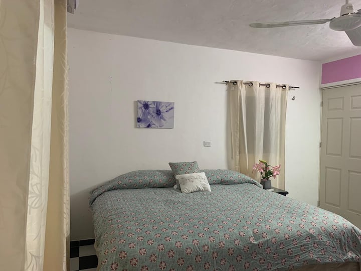 Chumba cha kulala kilicho na kitanda cha ukubwa wa king