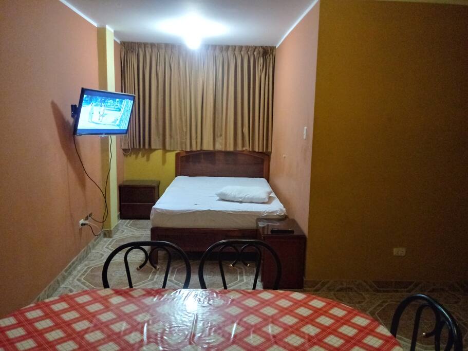 También cuenta con una cama de 2 plazas, agregado a ello se otorga dos almohadas y edredón. Así mismo cuenta con un Televisor Led de 32" mas control.