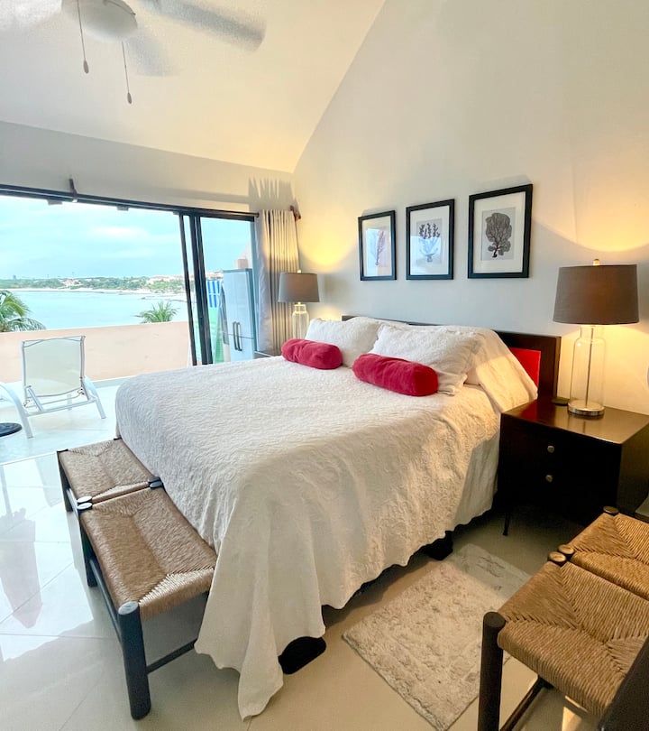 楼上主卧配有一张舒适的加大双人床