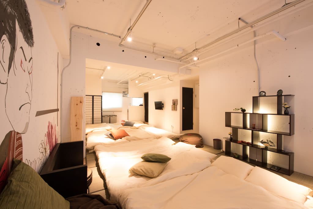 8 single futons on top of tatami matt