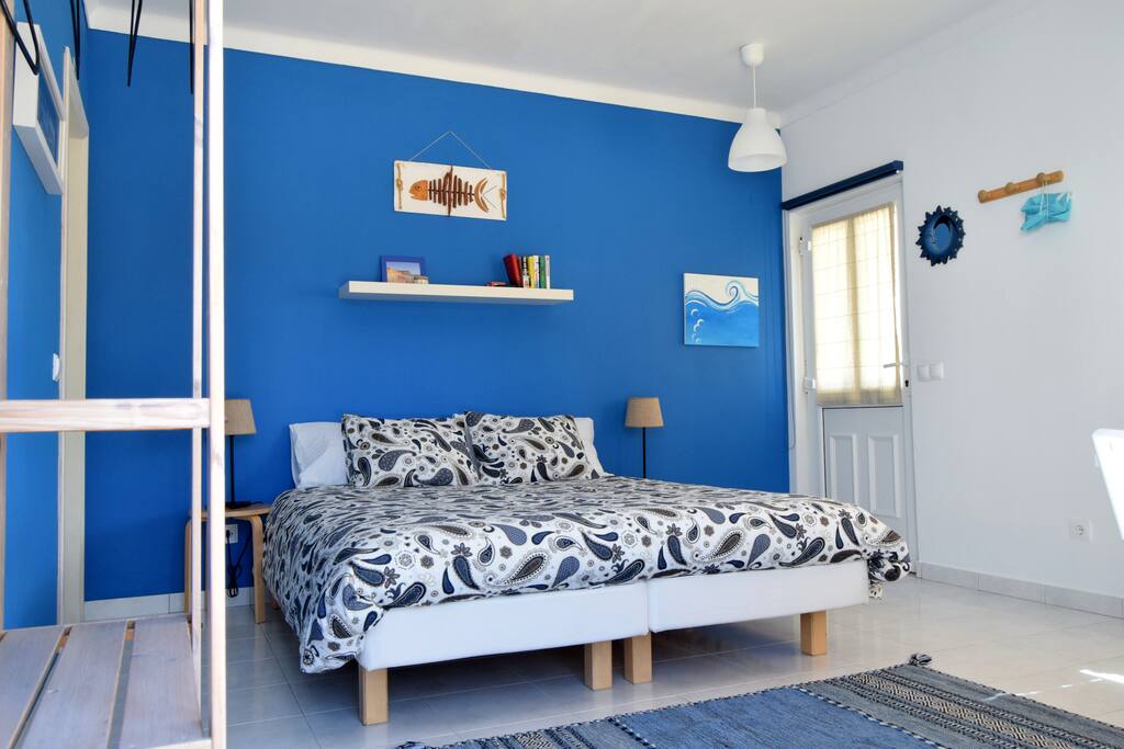Blue room, king size bed, private bathroom, independent access, tea and coffee facilities