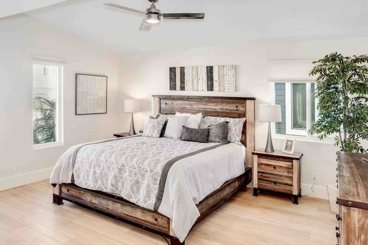 Голема трета спална соба со брачен кревет (широк 150-179 см)